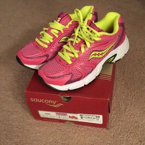 Size 5 Pink Saucony Oasis Tennis NWT